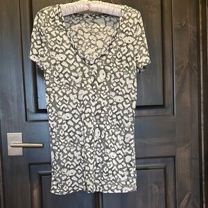American Eagle Outfitters Gray Animal Print V-Neck Tee